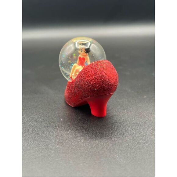 BETTY BOOP HER SNOW GLOBE SITS HIGH ATOP A RED HIGH HEEL SHOE! BOOP-BOOP-ADU! - Picture 5 of 11